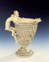 Aiguiere i fin fajance af Saint Porchaire. Vigen er formet af en faunafigur. Egouen fra det 16. århundrede, renæssancemuseum
