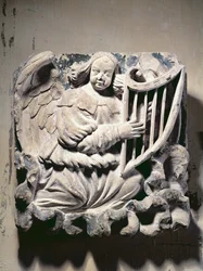 Englemusiker, der spiller harpe (bas-relief)