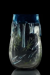 Art France: vase realiserer v. 1875-1878 i tonet glas med gravdekor og emaille. Paris, Musee d