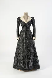 Sort silkekjole med højhalset kemisette af cremeblonde, tidlige 1890