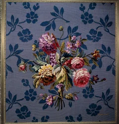 Buket af blomster på blå baggrund. Gobelin fra Aubusson-manufakturen. Det 18. århundrede. Aubusson, Tapestry Museum