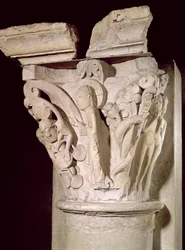 Kapital med et relief forestillende Adam og Eva