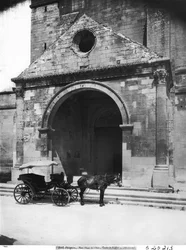 Vogn venter foran verandaen til katedralen Notre-Dame-des-Doms