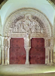Centralportal i Narthex af Sainte-Madelaine-kirken, med relief af pinsen i Tympanum, ca. 1150