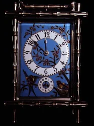 Chinoiserie vognur med emaljeret urskive og sidepaneler