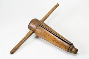 Konisk skesnegl eller oprømmer, 16. eller 17. århundrede (aske, stål og jern)