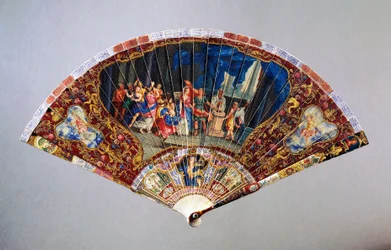 Beskadiget håndvifte i Vernis Martin-stil forestillende Wedding of Nobility, svanelæder med malet elfenbensbeskytterstang, højde 20,5 cm