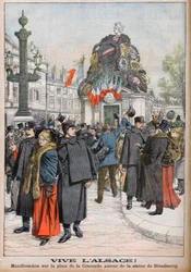 Demonstration, der kræver, at Alsace skal returneres til Frankrig. Demonstranter omkring statuen af Strasbourg på Place de la Concorde i Paris. Længe leve Alsace! Demonstration på Place de la Concorde omkring statuen af Strasbourg. Illustration til "L
