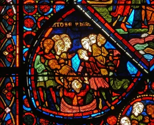 Detalje fra et vindue, der viser scener fra historien om Joseph