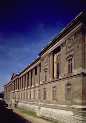 Østfacade, hovedindgang og søjlegang designet af Claude Perrault (1613-88) og andre, påbegyndt 1678, fuldført af Jacques Germain Soufflot (1713-80) 1774