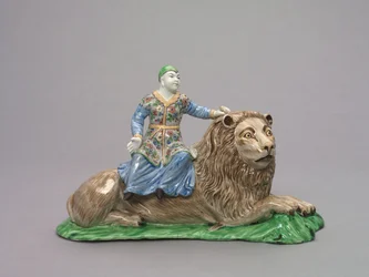 Figur siddende på en løve, ca. 1750 (blødt porcelæn med emaljedekoration)