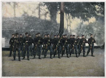 Brandmænd i Paris. Soldaterskole. Ved ankomsten til regimentet modtager unge soldater, kaldet eller frivillige hvervning, militær infanteritræning. De er således velbevandret med alle krav til militær disciplin og bedre forberedt til at modtage