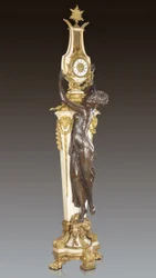 Grande Horloge, et vigtigt og monumentalt piedestalur, designet af Frederic Piat og udført af Maison Millet, Paris, ca. 1890 (ormolu patineret bronze og carrara marmor) (se også 362833)