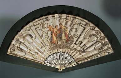 Håndvifte med Venus og Juno, silkeblad med broderi og pailletter, sølv-damasceneret gennemboret knoglebeskyttelsespind