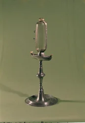 Timelampe, 1677 (tin og glas)