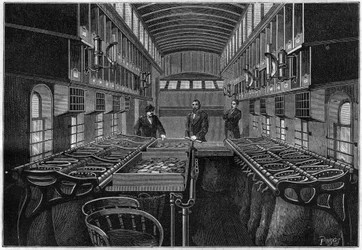 Inde i et mobilt posthus i USA, med borde og mobile skabe til sortering og klassificering af varer. Indgravering i "" La Nature. Revue des sciences et de ses applications aux arts et à l