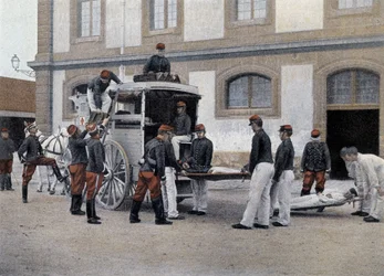Indlæsning af sårede i en ambulance - i "" Military Album"" - Crew Train