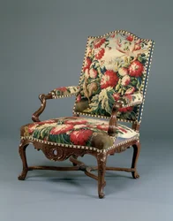 Louis XIV Fauteuil, ca. 1710 (udskåret valnød og gobelin) (se også 220169)