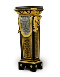 En af et par Louis XV-marquetry piedestaler, muligvis bestilt af Claude-Francois Julliot, ca. 1750-60 (ormolu monteret Boulle tin, messing indlagt horn & skildpadde) (se også 469020)