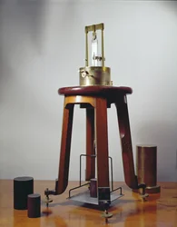 Piezoelektrisk kvartsapparat, designet af Pierre (1859-1906) og Jacques Curie, 1897