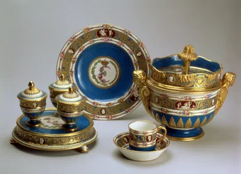 Plat de Menage, fad, kop og underkop og isskål fra Blue Cameo Service, Sevres, 1778-9 (blødt porcelæn)