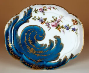 Tallerken "" Hebert"" med bløde porcelænsvolutter fremstillet i fremstilling af Vincennes. 1755 Paris. Louvre-museet