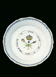 Tallerken dekoreret med de tre ordener under kongekronen, 1789 (keramik)