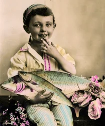 Portræt af en dreng, der holder en fisk c.1898