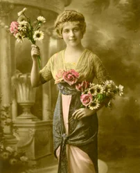 Portræt af en kvinde, der holder en bundt blomster ca. 1898 (håndfarvet foto)