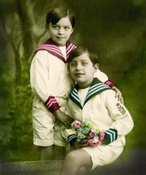 Portræt af to drenge ca. 1898 (håndfarvet foto)