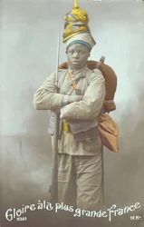 Postkort forestillende en senegalesisk soldat, 1915 (farvet foto)