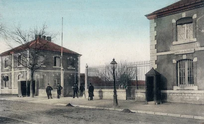 Postkort af kasernen i Besancon, ca. 1900 (farve litho)