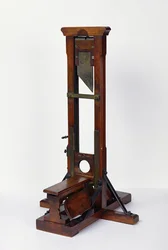 Formindsket model af en guillotine (træ og metal)