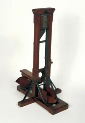 Formindsket model af en guillotine (træ og metal)