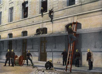 Sappeurs Pompiersde Paris. Stigen er bag kulisserne. At manøvrere stigen bag kulisserne er det enkleste. Den vejer 34 kilo, 0m45 bred, har, omplaceret, en højde på 4 meter, den er i to planer, hvor stolperne på den anden er indlejret i en