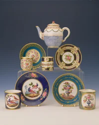 Udvalg af tekander, tallerkener og kopper, ca. 1770 (porcelæn)