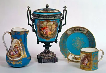 Sevres blå celeste-kande, krus, urne og tallerken, alle fra begyndelsen af det 18. århundrede (porcelæn)
