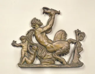 Skilt fra en vinhandler, der viser en faun, der drikker (træ)