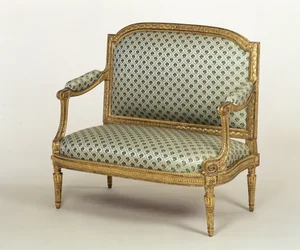 Lille Louis XVI sofa, stemplet af J.P.Boulard, ca. 1775 (udskåret forgyldt træ med polstring)