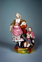 Statuette af en ung kvinde med sine to sønner (fajance)