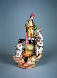 Statuette af fire personer grupperet på en klippe (fajance)