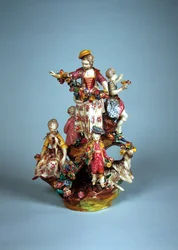 Statuette af kvinder og børn i grupper på en stenmark (fajance)