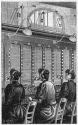 Telefonkontor (central telefoni - standard telefoni) i rue Gutenberg i Paris i 1895. Flere bordsektion med 240 abonnenter betjent af 3 telefonister.