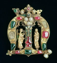 Hylle-juvelen, i form af en kronet lombardisk initial M med bebudelsesfigurer, slutningen af det 14. århundrede (forgyldt sølv prydet med rubiner, diamant, smaragd og perler)