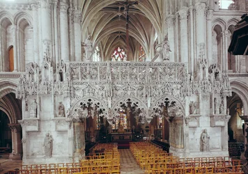 Skibet og interiøret i Eglise Sainte-Madeleine, der viser skærmen dekoreret i flamboyant gotisk stil af Jean Gailde mellem 1508-17
