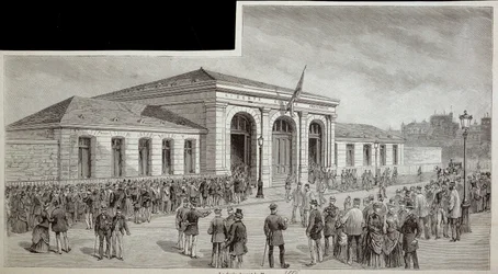 Menneskemængden foran lighuset i Paris i 1886.