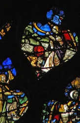 Vinduet med vestrosen viser en scene fra Åbenbaringens Bog: tredje trompet; stjernen Malurt fejler på vandet (8:10 11).