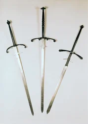 Tre tohåndssværd, 1570 (metal)
