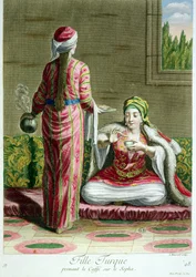 Tyrkisk pige med kaffe på sofaen, fra samlingen af tryk af kostumer fra Levanten, graveret af I. Haussard, 1707-08