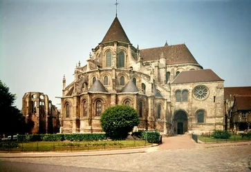 Udsigt over apsis i katedralen Notre-Dame, bygget ca. 1150-1220